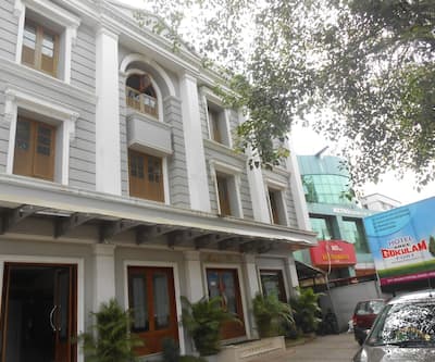 https://imgcld.yatra.com/ytimages/image/upload/t_hotel_yatra_city_desktop/v1443168079/Domestic Hotels/Hotels_THALASSERY/Hotel Sree Gokulam Fort/overview_2.jpg